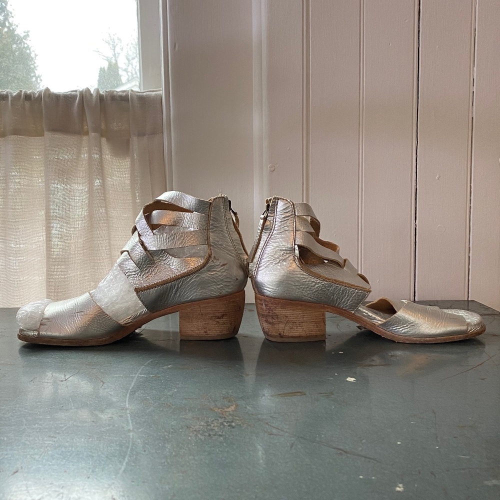 Gee Wawa Silver Sandals Size 7.5